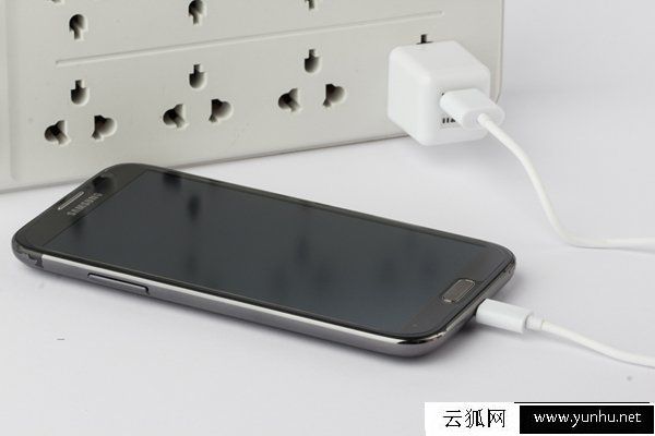 手機整晚充電好不好？充電整晚到底會不會傷害手機電池