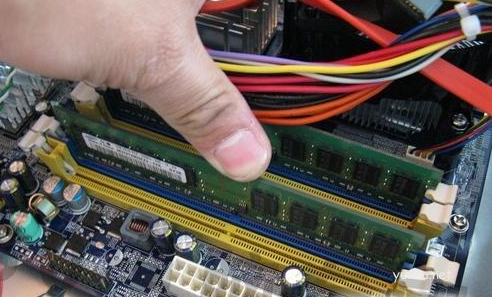 電腦顯示屏不亮但是主機已開機是什么原因