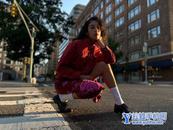 在光線較亮的環境中用 iPhone 13 拍攝的人像照片。