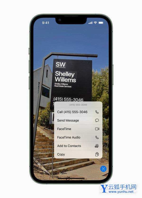 在 iPhone 13 Pro 上展示 iOS 15 中的實況文本功能。