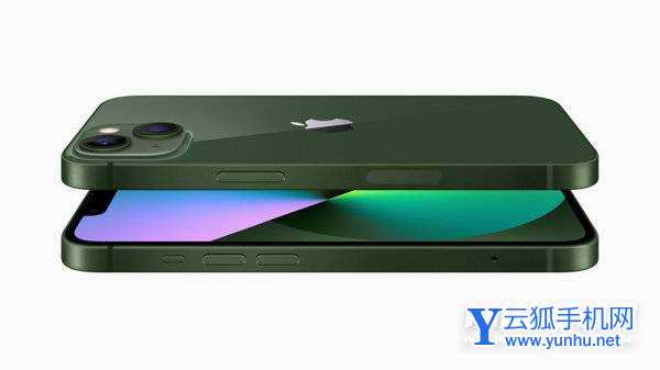 配備精密打磨的玻璃背板和超瓷晶面板的全新綠色 iPhone 13 特寫。